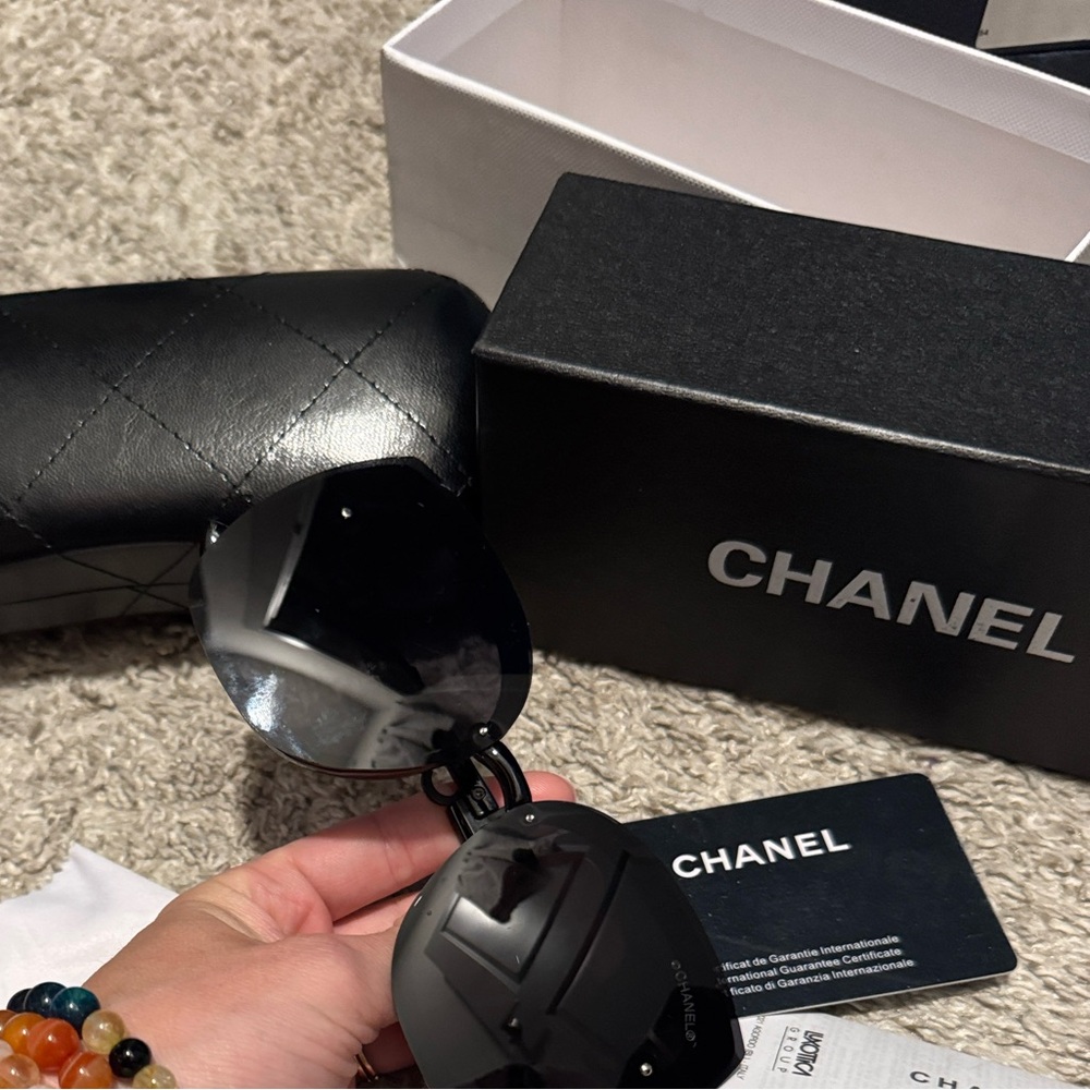 CHANEL Elegant Black Sunglasses